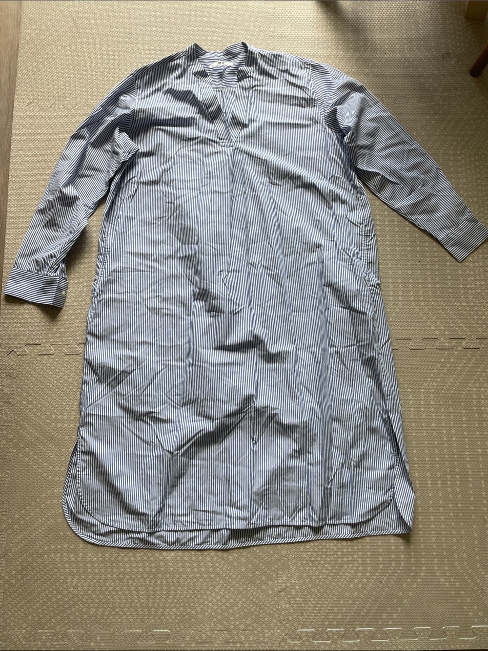 Uniqlo Women’s Long Sleeve Blue and White Striped Midi Dress With Pockets Size M